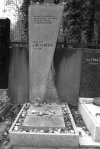 Hrob Jiřího Ortena v urnovém háji Nového židovského hřbitova v Praze